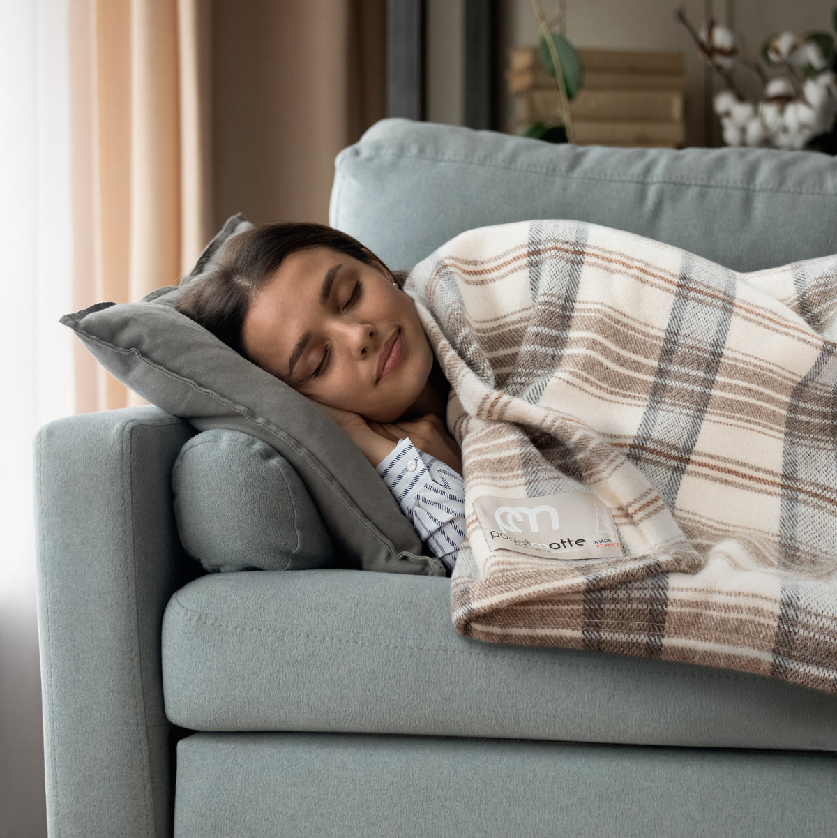 Tahoe-wool-blanket-450gsm-woman-couch-sleeping-poyet-motte